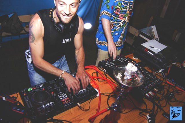 toko_loco_alessandro_querzoli_ale_q_performer_dj_percussion_live_show_agenzie_eventi_spettacoli_indie_rock_1