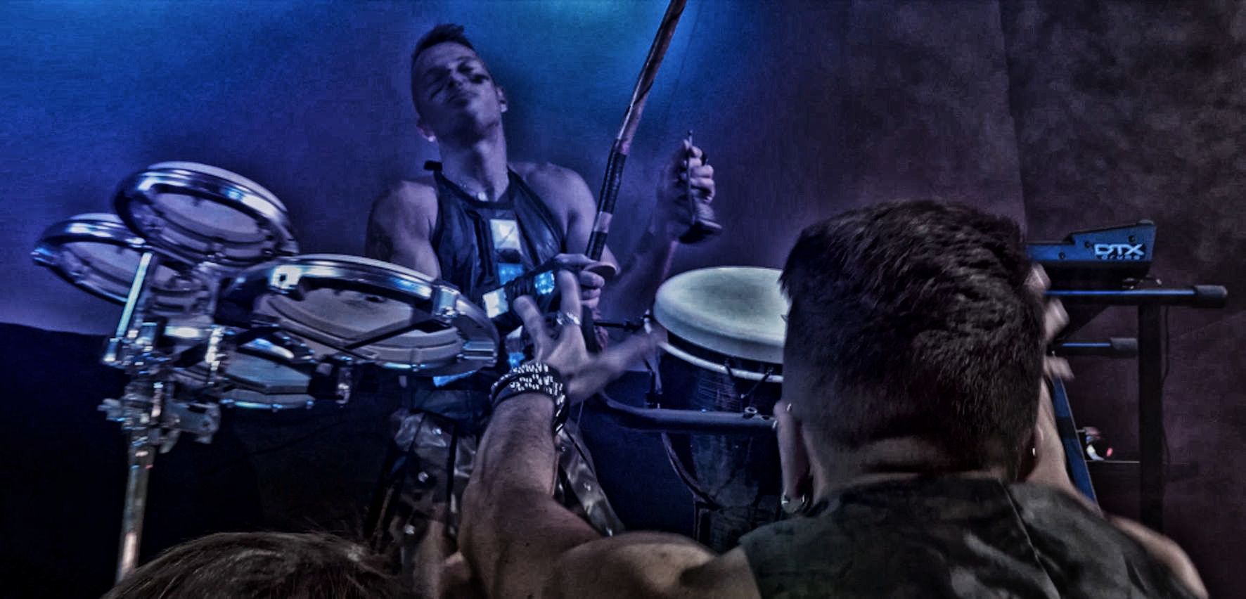 TOKO_LOCO_live_percussion_percussioni_disco_drum_show_percussionista_discoteca_1_top_alessandro_querzoli